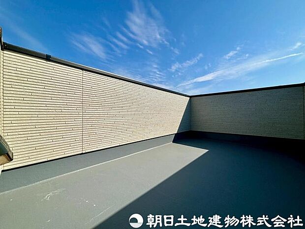 【バルコニー】大きく面したバルコニーは太陽の温かな温もりをめいいっぱい受け止めてくれます。太陽の光と爽やかな風を受けたお洗濯物はあっという間に乾き、取りこむ時には太陽の匂いを感じられそうですね。