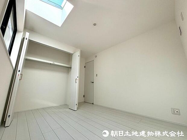 【洋室】光が取り込みやすい採光の居室。日当たり良好です。しっかりとした大きさのクローゼットを完備し、収納スペースも十分。初めてのお子様にとっての自分の部屋 学習デスクやベッドの配置もラクラクです。