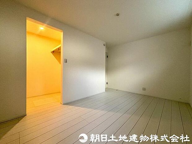 【洋室】お気に入りの家具や小物に囲まれたお部屋はとても居心地の良い空間になりますね