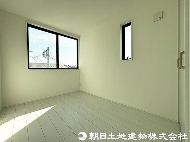 【洋室】間接照明などでお部屋をドレスアップしてみると昼と夜の過ごし方がガラッと変化しますね