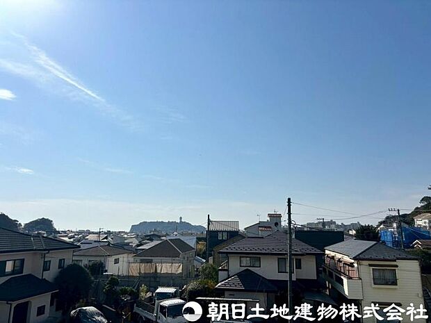 【眺望】ルーフバルコニーからは江の島を眺望。バルコニーへ一歩外にでると伸び伸びとした雰囲気と空気を感じられそうなロケーションは嬉しい。