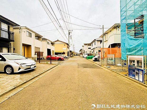 【前面道路】前面道路はゆとりがある為、お車の運転が苦手な方も安心ですね