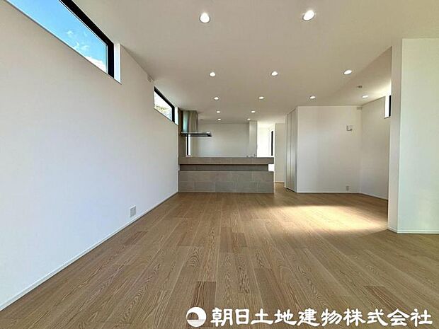 柔らかな色合いのフローリングと清潔感の溢れるクロスが明るい空間を創り出しているリビングダイニング。