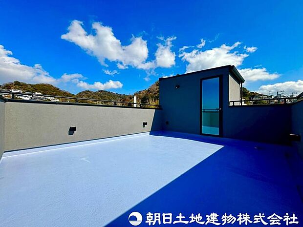 広いルーフバルコニーは、暮らしの中での光と風を演出してくれています。