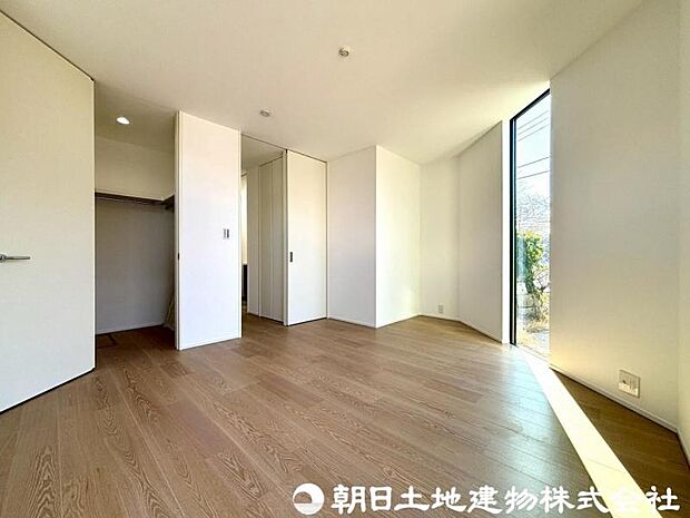 しっかりとした大きさのWクローセットを完備し、収納スペースも十分。