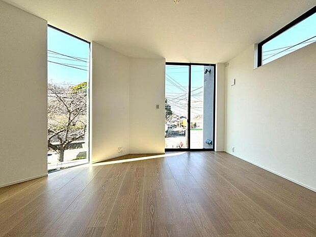 採光を大きく設けたスタイリッシュな洋室。