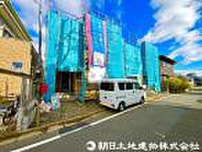 良好な住環境が保たれたエリア。低層の一戸建を中心とした街並みが整然と続き周辺は高い建物が建っておらず、採光や開放性に恵まれ、空が広く緑の多い閑静な趣を感じる環境です。