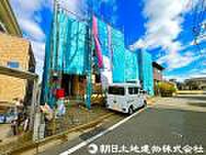 毎日のお散歩も快適な緑に恵まれたエリアは伸び伸びスローライフを叶えてくれます。自然豊富な季節の移ろいを身近に感じられる環境でストレスフリーな生活をお送りください。