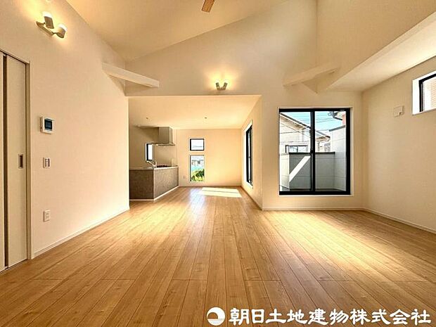 【リビング】大画面でさまざまな動画コンテンツなど家族そろって見れる至福の時間も叶えるリビングです!