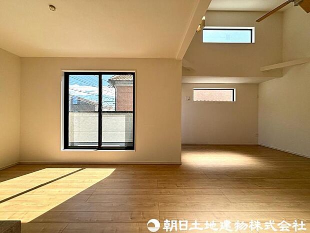 【リビング】リビングが広いと生活動線にゆとりが生まれ、家事がはかどり家族とのコミュニケーションもスムーズになると言われています