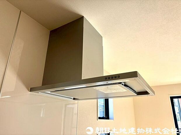 【レンジフード】レンジフードは調理中の煙や臭い、油分を強力に吸引・排気し、キッチンを清潔で快適な空間に保ちます。掃除しやすい設計のものならお手入れも簡単です。