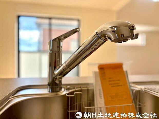 【浄水器一体型水栓】浄水器一体型水栓は、いつでもきれいな水が手軽に使え、料理や飲み水の品質がアップ。見た目もすっきりしてキッチンが快適になる人気の設備です。
