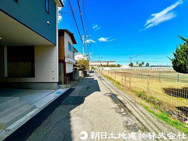 【前面道路】前面道路は車通りも少なく小さなお子様がいるご家庭でも安心です