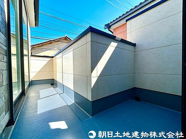 【バルコニー】大きく面したバルコニーは太陽の温かな温もりをめいいっぱい受け止めてくれます。太陽の光と爽やかな風を受けたお洗濯物はあっという間に乾き、取りこむ時には太陽の匂いを感じられそうですね。