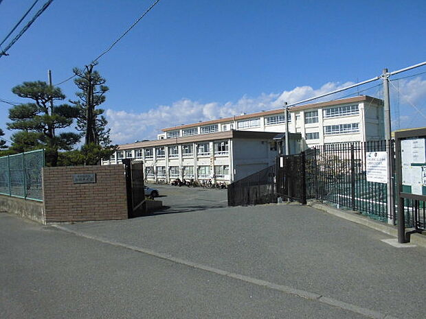 松林中学校約595m:学童も充実している街。教育を重視するご家庭におすすめです。お子さまが成長しても暮らせそう