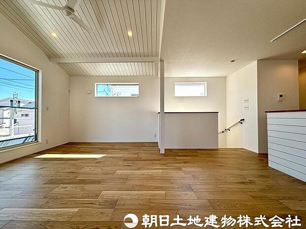 【リビング】ここに住むからこそ意味がある。そんな特別感に浸りながら、毎日を愉しんでいただきたいです。