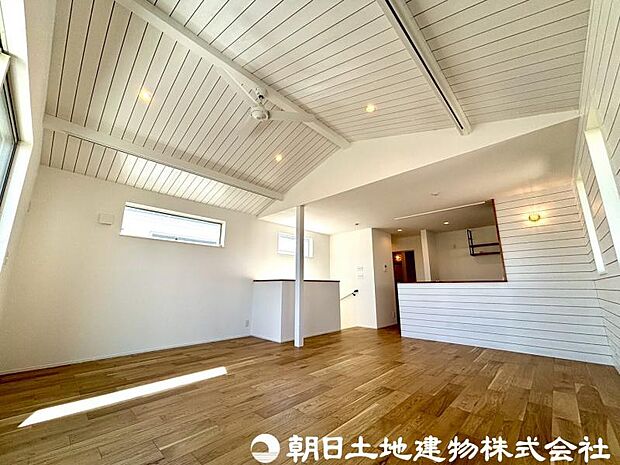 【リビング】リビングは入ってくる風も多く換気も十分にでき、自然光で長く過ごせます