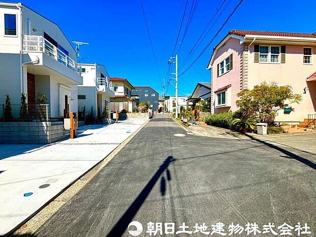 【前面道路】前面道路は車通りも少なく小さなお子様がいるご家庭でも安心です
