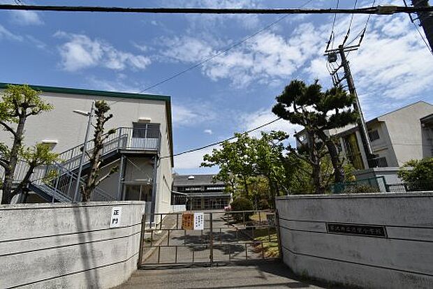 辻堂小学校約50ｍ：小学校至近、お子さまを育むのに向いた立地です。やっぱり通学路は出来るだけ近い方が嬉しい