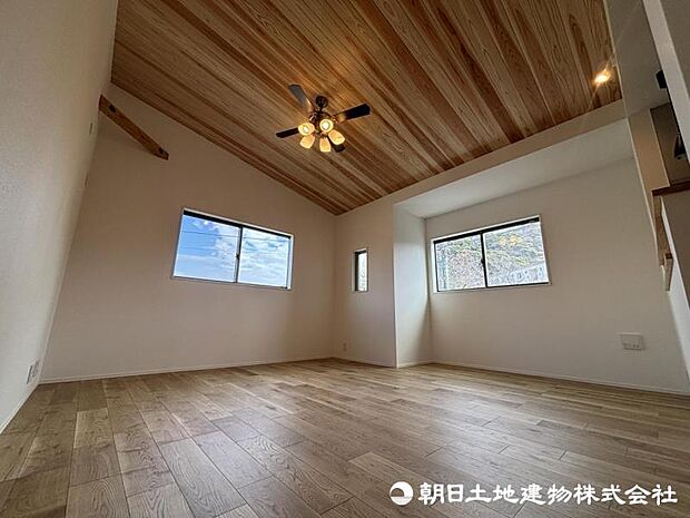 開放感と採光にこだわった広々LDK上部は吹き抜け仕様に。数字以上の広さを感じられます。