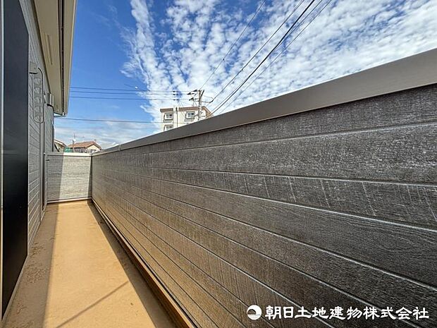 広いバルコニーは、暮らしの中での光と風を演出してくれています。