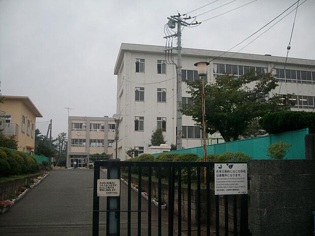 浜須賀中学校約680ｍ：学童も充実している街。教育を重視するご家庭におすすめです。お子さまが成長しても暮らせそう
