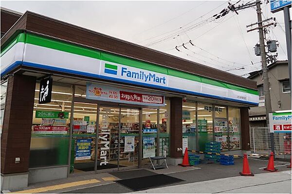 画像24:【コンビニエンスストア】ファミリーマート JR久宝寺駅前店まで735ｍ