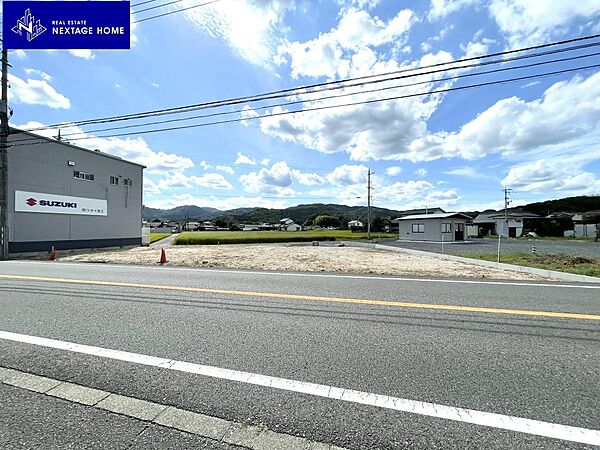 約147坪の広大な敷地面積！　駐車スペースをたっぷり確保することも、大きな平家を建てることも可能です♪