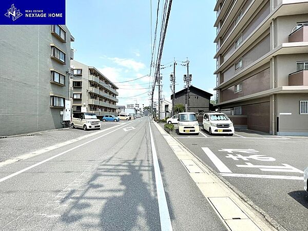 前面道路は普通車同士が余裕をもってすれ違える幅が確保されています♪