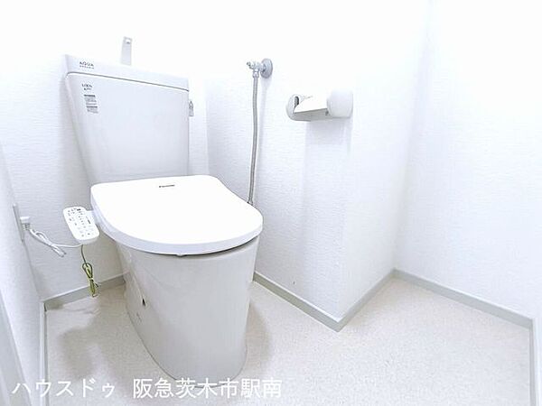 トイレに小窓あります。
