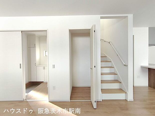 リビング収納と2階への階段