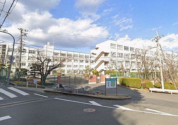 高槻市立第八中学校 930m