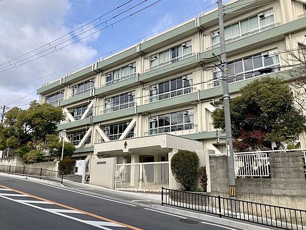 茨木市立西中学校 560m
