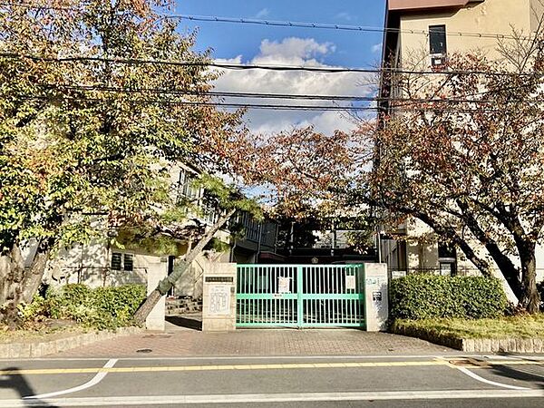 茨木市立三島小学校 640m