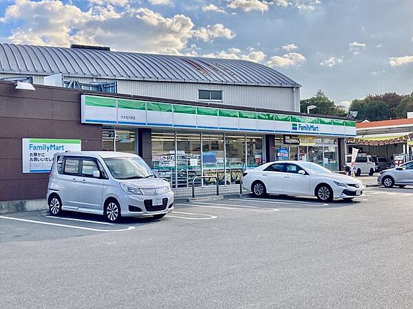 ファミリーマート 茨木西河原店 220m