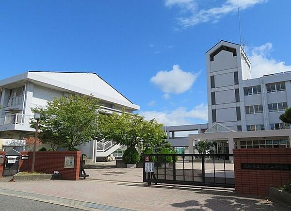 高槻市立　阿武山中学校 1410m