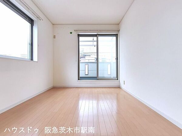 洋室5.7帖の部屋バルコニーあります。