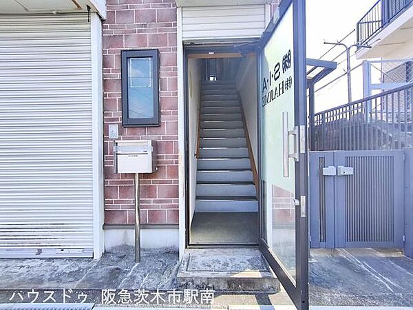2階　事務所への入口。シャッター付。
