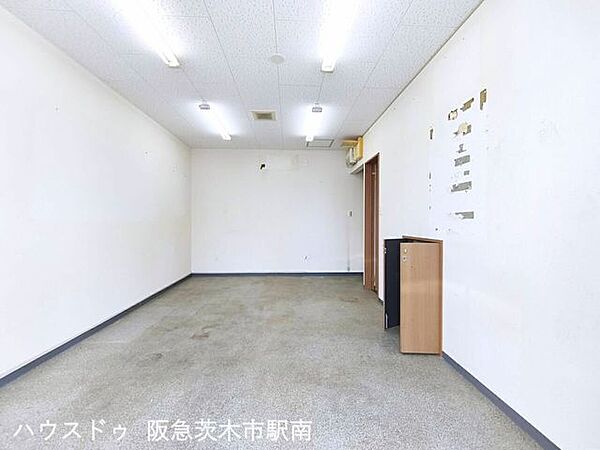 1階事務所　11帖のお部屋収納、キッチン、トイレ付電動シャッター付
