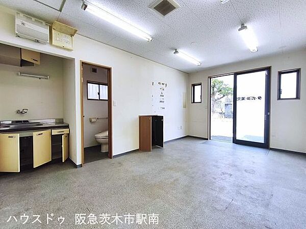 1階事務所　11帖のお部屋収納、キッチン、トイレ付電動シャッター付
