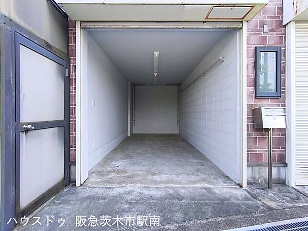 1階　倉庫電動シャッター付
