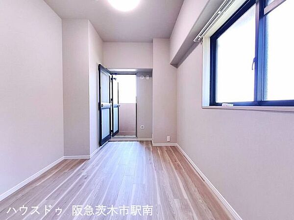 西側　5.3帖のお部屋。バルコニーあり。