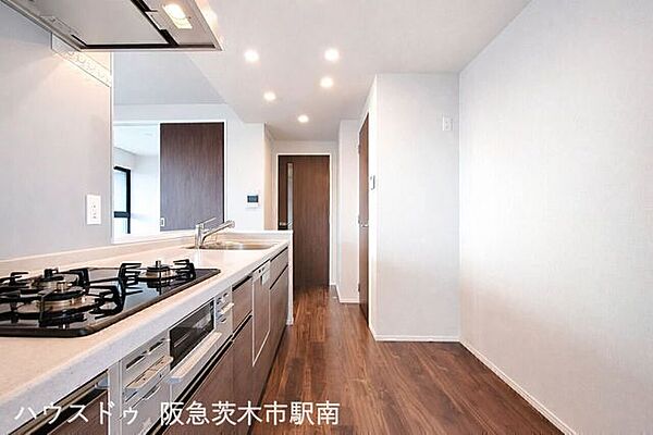 明るい照明に包まれたキッチン空間。動線も良く使いやすいレイアウトで日々の家事も快適に行えます