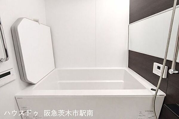 ゆったりくつろげる浴室。清潔感のある明るい空間で毎日の疲れを癒す快適なバスタイムをお楽しみいただけます