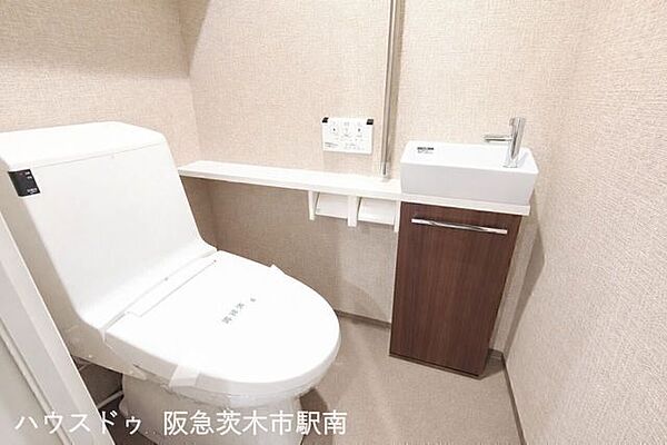 手洗いカウンター付きの清潔なトイレ。省スペースながら使い勝手良く落ち着いた空間で快適にお使いいただけます。