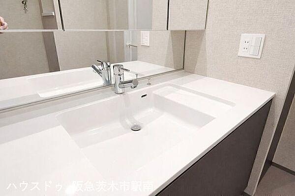広々とした洗面化粧台。三面鏡と収納も充実しており朝の身支度も快適に行える使い勝手の良い空間です。