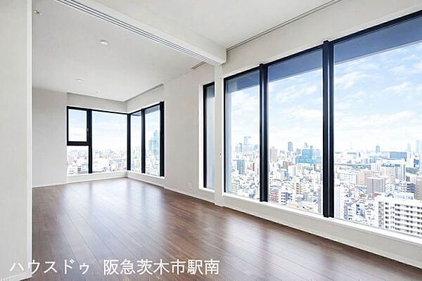 大きな窓からの眺望と開放感が魅力の明るいリビング空間です