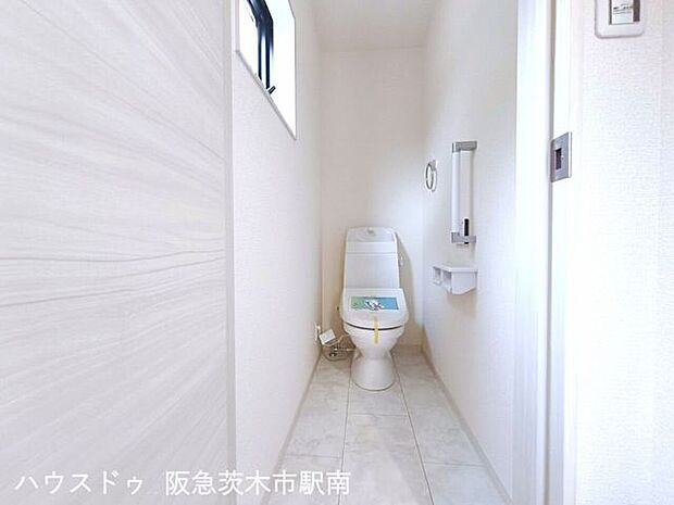 1階 トイレ 小窓ついてます