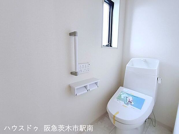 2階 トイレ 小窓ついてます