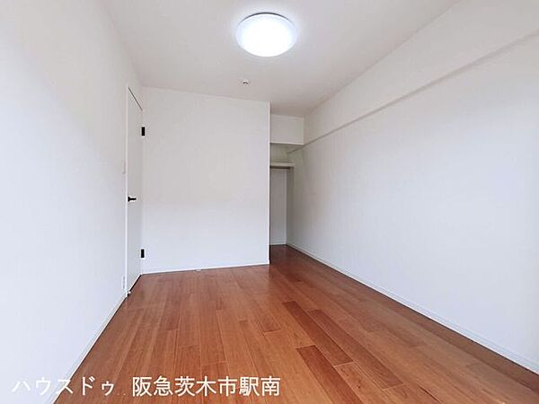 バルコニー側　洋室5.2帖のお部屋